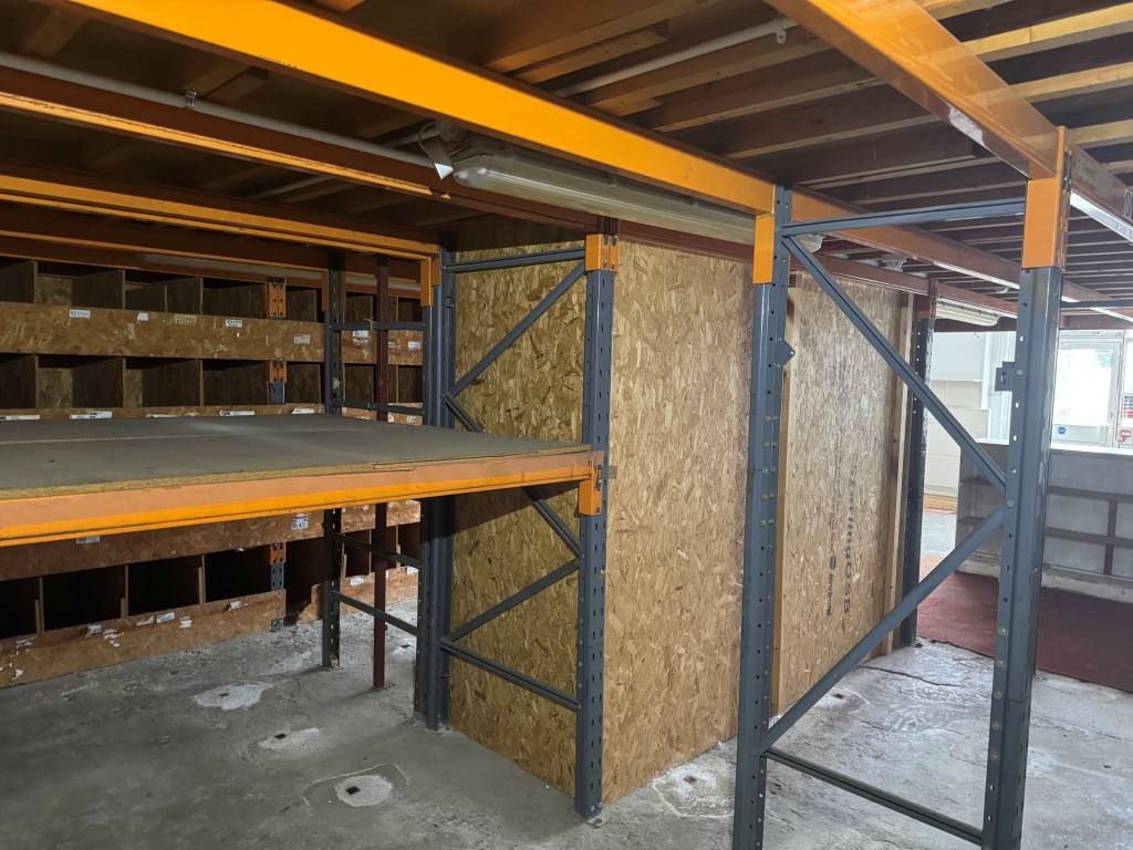 Lot: 76 - FREEHOLD VACANT TWO STOREY COMMERCIAL UNIT WITH GATED YARD -